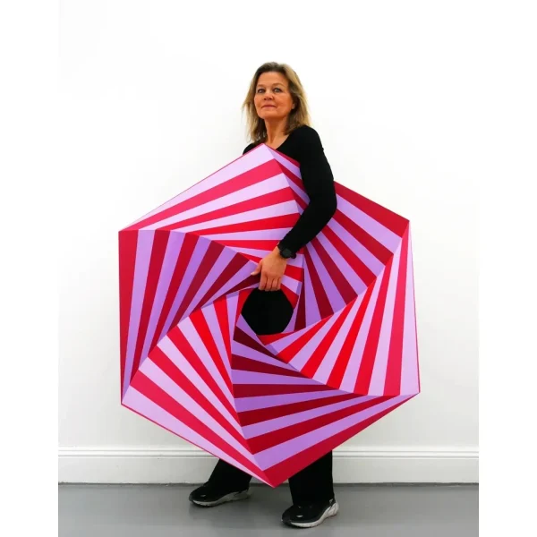 Il dipinto “Swirl” di Annika Johansson con l'artista