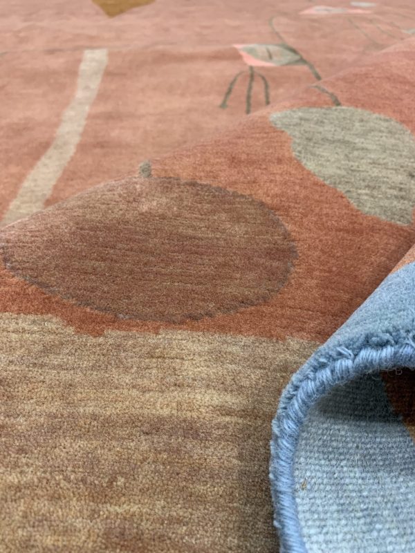 Nahaufnahme von Paul Klees Gemälde „Früchte auf Rot“ als handgefertigter Teppich von Rug Your Life
