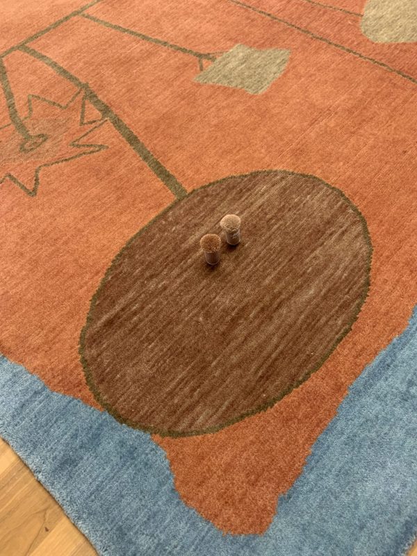 Nahaufnahme von Paul Klees Gemälde „Früchte auf Rot“ als handgefertigter Teppich von Rug Your Life