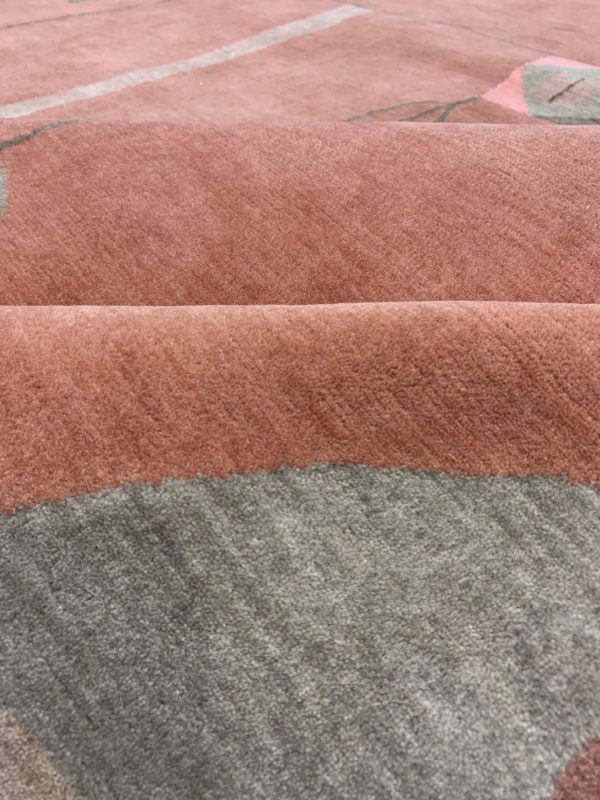 Nahaufnahme von Paul Klees Gemälde „Früchte auf Rot“ als handgefertigter Teppich von Rug Your Life