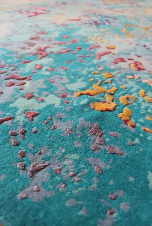 Tapis noué à la main d'après l'œuvre de Sabine Oeckings « Joie et vie 11 », dans de magnifiques nuances de bleu ciel, en laine et tencel. Gros plan