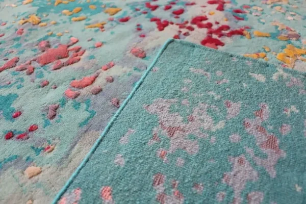 Tapis noué à la main d'après l'œuvre de Sabine Oeckings « Joie et vie 11 », dans de magnifiques nuances de bleu ciel, en laine et tencel. Gros plan