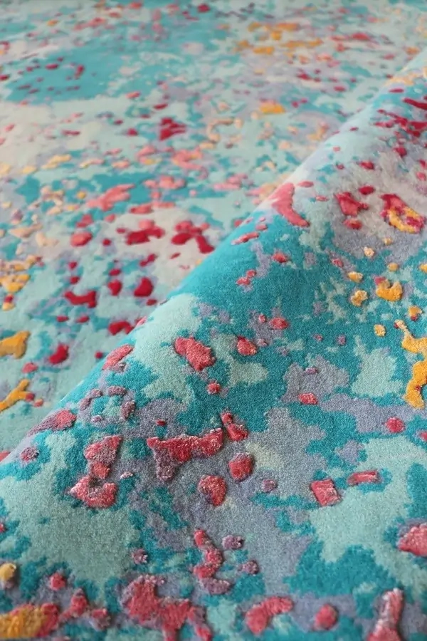 Tapis noué à la main d'après l'œuvre de Sabine Oeckings « Joie et vie 11 », dans de magnifiques nuances de bleu ciel, en laine et tencel. Gros plan