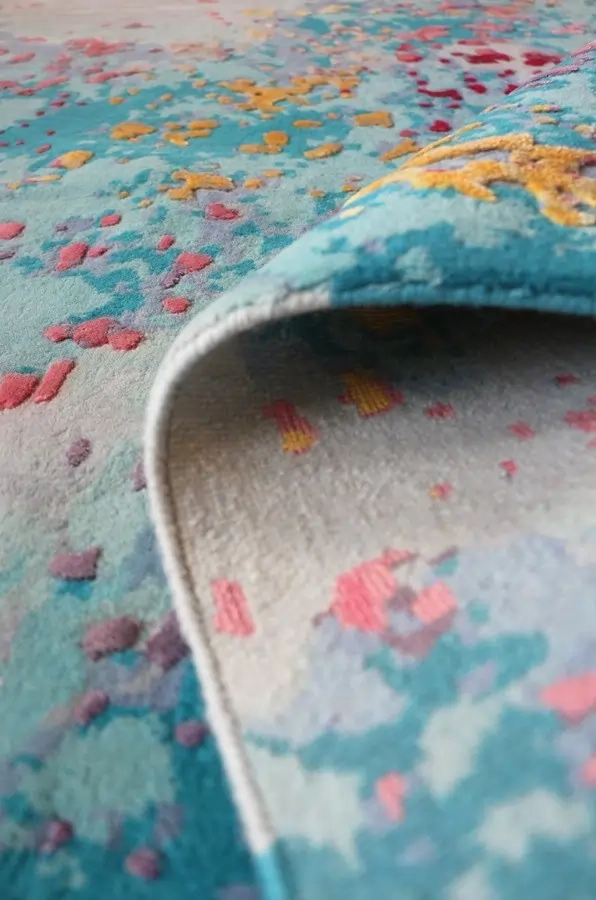 Tapis noué à la main d'après l'œuvre de Sabine Oeckings « Joie et vie 11 », dans de magnifiques nuances de bleu ciel, en laine et tencel. Gros plan