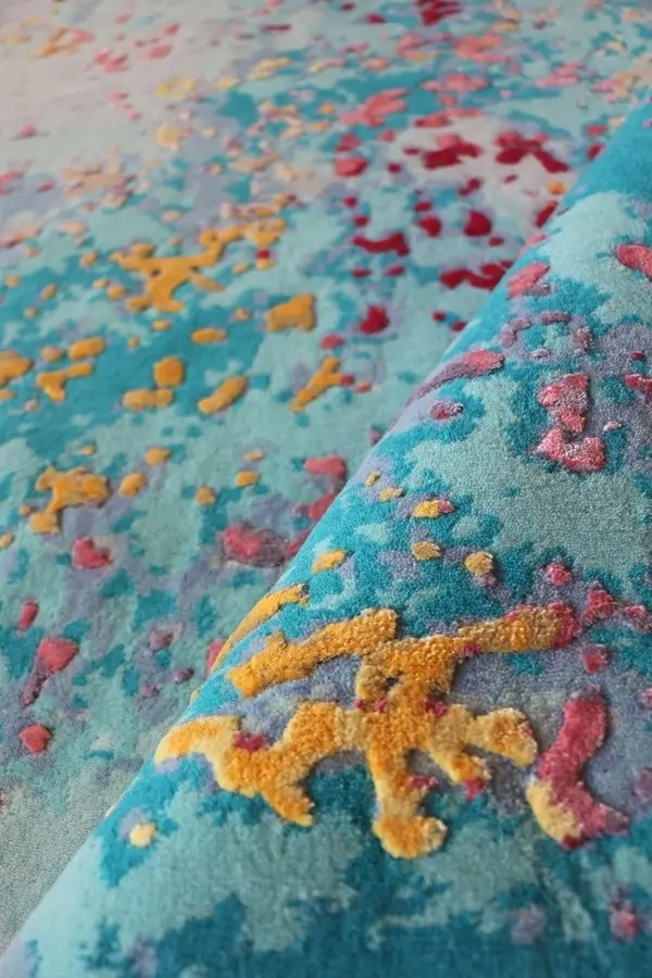 Tapis noué à la main d'après l'œuvre de Sabine Oeckings « Joie et vie 11 », dans de magnifiques nuances de bleu ciel, en laine et tencel. Gros plan