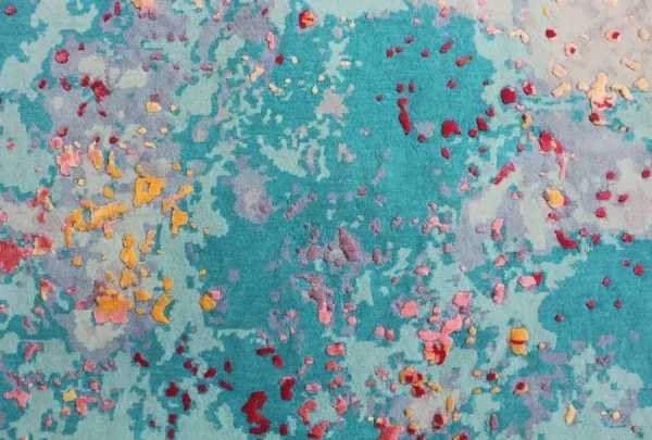 Tapis noué à la main d'après l'œuvre de Sabine Oeckings « Joie et vie 11 », dans de magnifiques nuances de bleu ciel, en laine et tencel. Gros plan