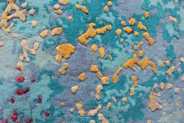 Tapis noué à la main d'après l'œuvre de Sabine Oeckings « Joie et vie 11 », dans de magnifiques nuances de bleu ciel, en laine et tencel. Gros plan