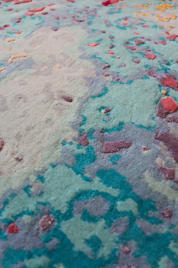 Tapis noué à la main d'après l'œuvre de Sabine Oeckings « Joie et vie 11 », dans de magnifiques nuances de bleu ciel, en laine et tencel. Gros plan