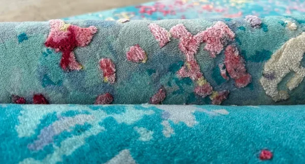 Tapis noué à la main d'après l'œuvre de Sabine Oeckings « Joie et vie 11 », dans de magnifiques nuances de bleu ciel, en laine et tencel. Gros plan
