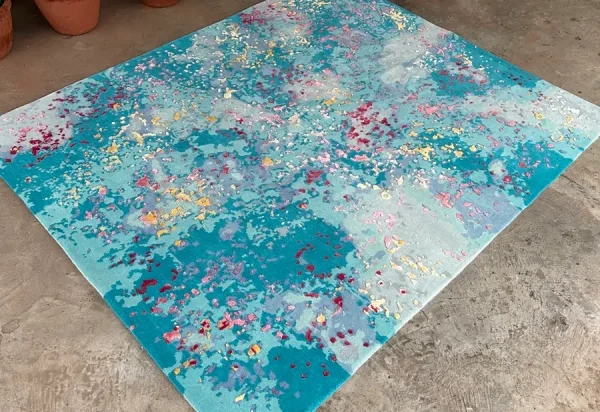 Tapis noué à la main d'après l'œuvre de Sabine Oeckings « Joie et vie 11 », dans de magnifiques nuances de bleu ciel, en laine et tencel.