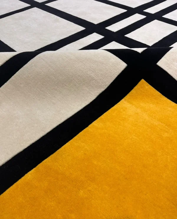 Närbild på handknuten skräddarsydd matta i ull efter Piet Mondrian Komposition med rött, gult och blått - 1