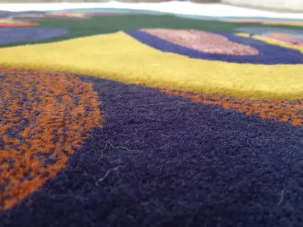 Detalle de la alfombra con diseño fractal de forma irregular de Annie y Jonathan Zawada Alfombra «Truffles»