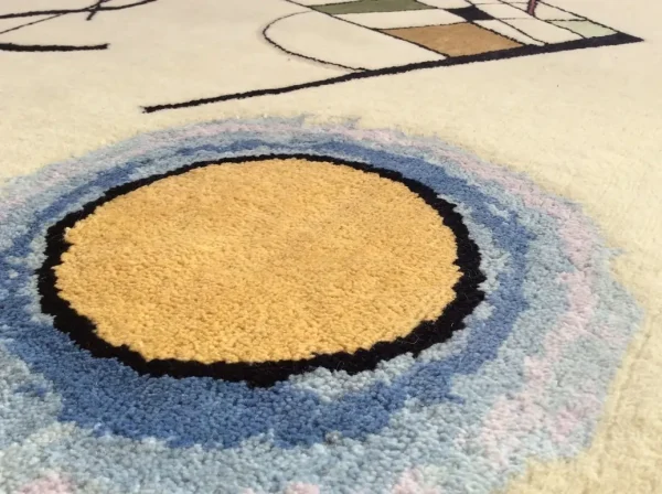 Nahaufnahme des Gemäldes „Komposition VIII“ von Wassily Kandinsky als handgefertigter Teppich von Rug Your Life. Die Hauptfarbe des Teppichs ist Creme, mit vielen leuchtenden Farben.