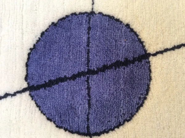 Nahaufnahme des Gemäldes „Komposition VIII“ von Wassily Kandinsky als handgefertigter Teppich von Rug Your Life. Die Hauptfarbe des Teppichs ist Creme, mit vielen leuchtenden Farben.