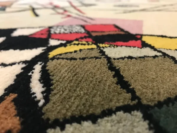 Nahaufnahme des Gemäldes „Komposition VIII“ von Wassily Kandinsky als handgefertigter Teppich von Rug Your Life. Die Hauptfarbe des Teppichs ist Creme, mit vielen leuchtenden Farben.