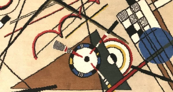 Nahaufnahme des Gemäldes „Komposition VIII“ von Wassily Kandinsky als handgefertigter Teppich von Rug Your Life. Die Hauptfarbe des Teppichs ist Creme, mit vielen leuchtenden Farben.