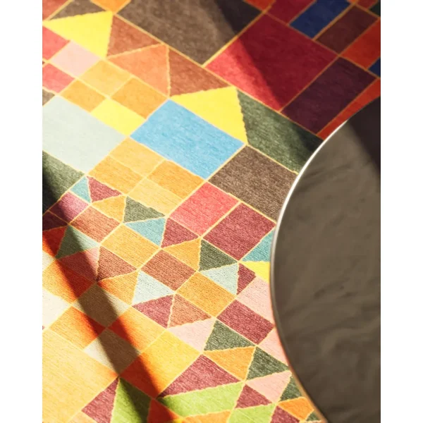Primo piano del tappeto personalizzato annodato a mano basato sull'opera d'arte "Castello e sole" ("Schloss und Sonne") di Paul Klee, in splendide tonalità calde e terrose.