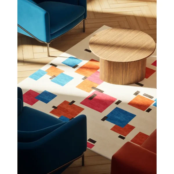 Handgeknüpfter Sonderteppich nach Piet Mondrian "Komposition in Farbe A". Die Basis des Teppichs ist cremefarben und die abstrakten geometrischen Elemente sind in blau, orange, rosa und schwarz gehalten