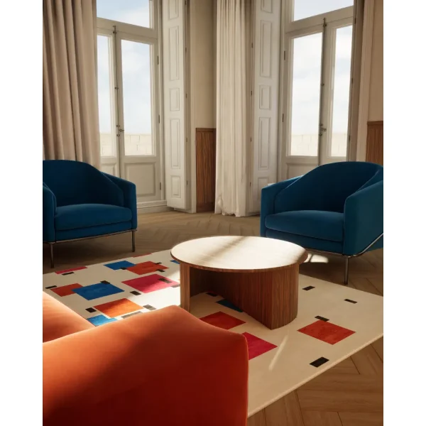 Handgeknüpfter Sonderteppich nach Piet Mondrian "Komposition in Farbe A". Die Basis des Teppichs ist cremefarben und die abstrakten geometrischen Elemente sind in blau, orange, rosa und schwarz gehalten