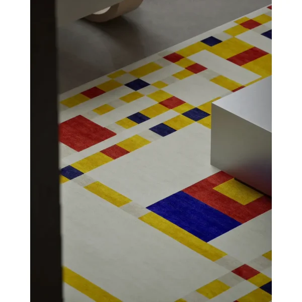 Gros plan sur un tapis fait main d'après Piet Mondrian, œuvre d'art "Broadway Boogie Woogie"."