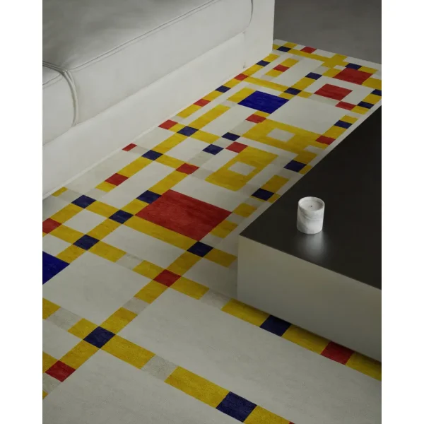 Gros plan sur un tapis fait main d'après Piet Mondrian, œuvre d'art "Broadway Boogie Woogie"."