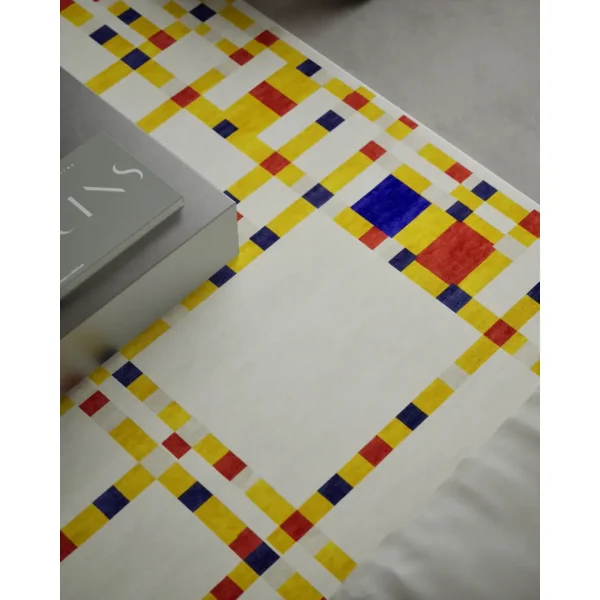 Gros plan sur un tapis fait main d'après Piet Mondrian, œuvre d'art "Broadway Boogie Woogie"."