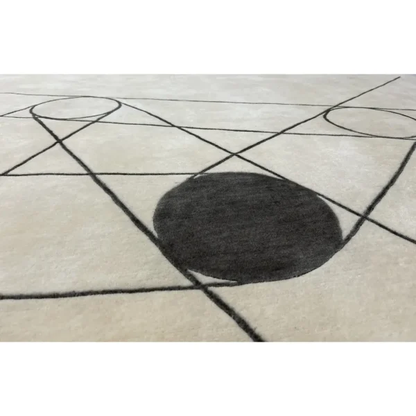 Handgefertigter Teppich, inspiriert von László Moholy-Nagys Gemälde, das einen roten Kreis und Linien darstellt (Titel unbekannt). Maßgefertigt von Rug Your Life. Die Farben des Teppichs sind Creme, Rot und Schwarz. Nahaufnahme.