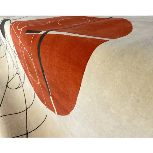 Handgefertigter Teppich, inspiriert von László Moholy-Nagys Gemälde, das einen roten Kreis und Linien darstellt (Titel unbekannt). Maßgefertigt von Rug Your Life. Die Farben des Teppichs sind Creme, Rot und Schwarz. Nahaufnahme.