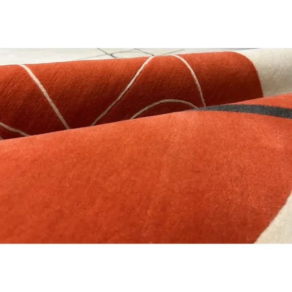 Handgefertigter Teppich, inspiriert von László Moholy-Nagys Gemälde, das einen roten Kreis und Linien darstellt (Titel unbekannt). Maßgefertigt von Rug Your Life. Die Farben des Teppichs sind Creme, Rot und Schwarz. Nahaufnahme.