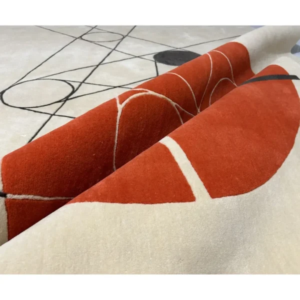 Handgefertigter Teppich, inspiriert von László Moholy-Nagys Gemälde, das einen roten Kreis und Linien darstellt (Titel unbekannt). Maßgefertigt von Rug Your Life. Die Farben des Teppichs sind Creme, Rot und Schwarz. Nahaufnahme.