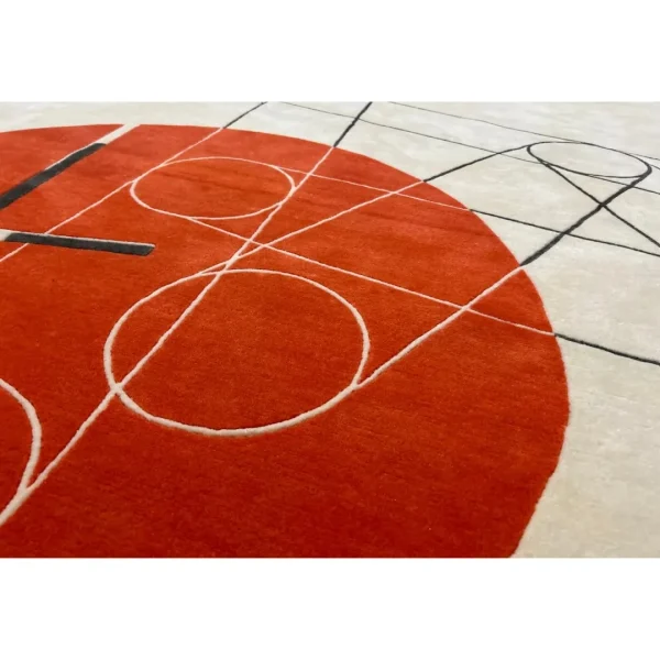 Handgefertigter Teppich, inspiriert von László Moholy-Nagys Gemälde, das einen roten Kreis und Linien darstellt (Titel unbekannt). Maßgefertigt von Rug Your Life. Die Farben des Teppichs sind Creme, Rot und Schwarz. Nahaufnahme.