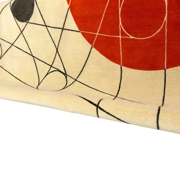 Handgefertigter Teppich, inspiriert von László Moholy-Nagys Gemälde, das einen roten Kreis und Linien darstellt (Titel unbekannt). Maßgefertigt von Rug Your Life. Die Farben des Teppichs sind Creme, Rot und Schwarz. Nahaufnahme.