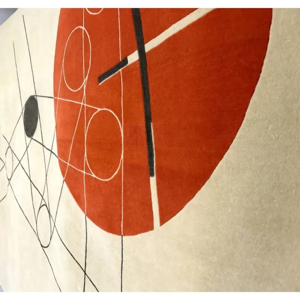 Handgefertigter Teppich, inspiriert von László Moholy-Nagys Gemälde, das einen roten Kreis und Linien darstellt (Titel unbekannt). Maßgefertigt von Rug Your Life. Die Farben des Teppichs sind Creme, Rot und Schwarz. Nahaufnahme.