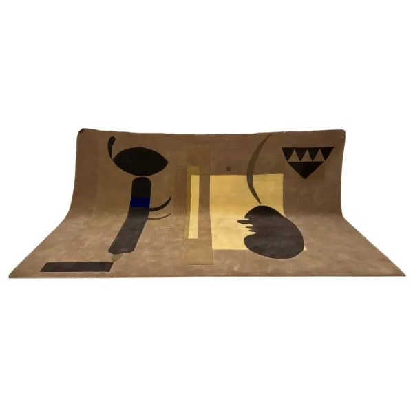 Tappeto su misura realizzato a mano da Rug Your Life, ispirato al dipinto ”Scena cupa” di Wassily Kandinsky. Il colore principale del tappeto è il marrone.