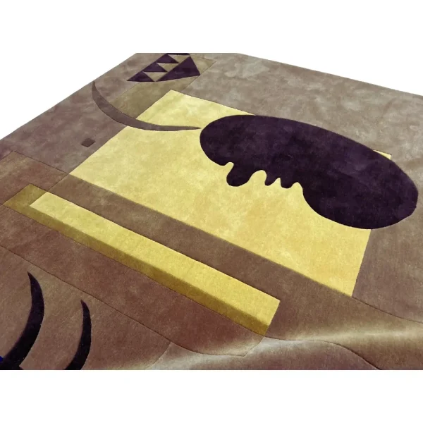 Primo piano. Tappeto su misura realizzato a mano da Rug Your Life, ispirato al dipinto ”Scena cupa” di Wassily Kandinsky. Il colore principale del tappeto è il marrone.