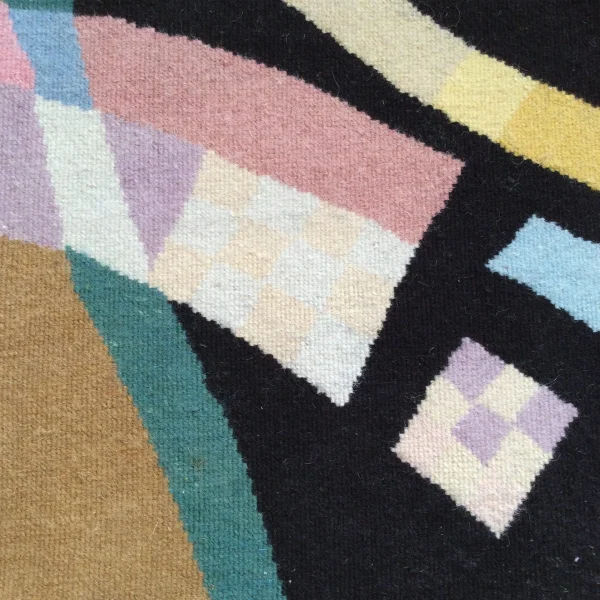 Nahaufnahme des Gemäldes „Komposition X“ von Wassily Kandinsky als handgefertigter Teppich von Rug Your Life. Die Hauptfarbe des Teppichs ist Schwarz, mit vielen leuchtenden Farben.