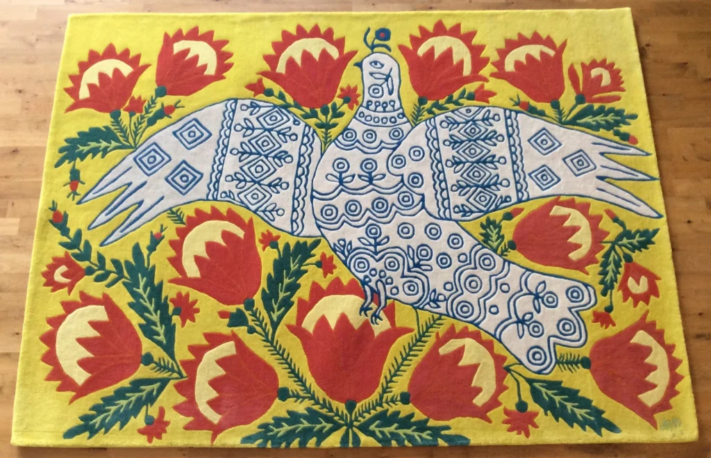 Alfombra hecha a mano inspirada en la obra de arte «Paloma de la libertad» de Maria Prymachenko. Todos los ingresos se donarán a la ayuda humanitaria para las familias de Ucrania.
