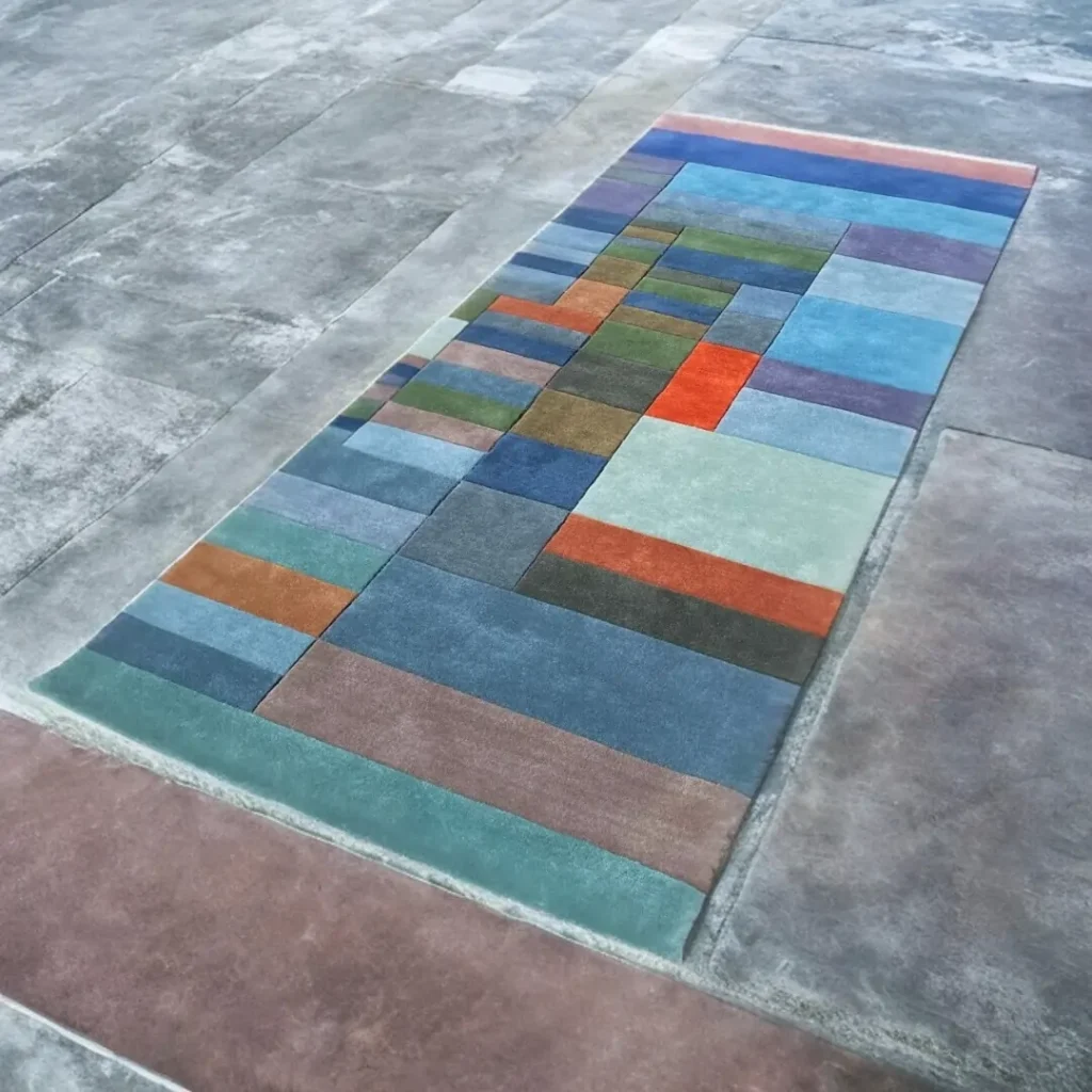Matt efter Paul Klee ”Eld på kvällen” specialtillverkad handgjord konstmatta, mattform för korridor och hall