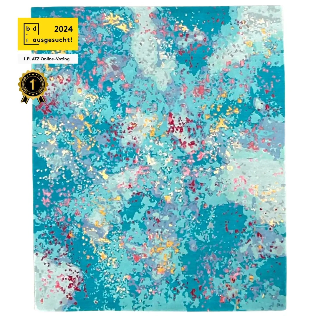 Lauréat du prix bdia des architectes d'intérieur : tapis noué à la main d'après l'œuvre de Sabine Oeckings « Joy and Life 11 », dans de magnifiques nuances de bleu ciel, en laine et tencel.
