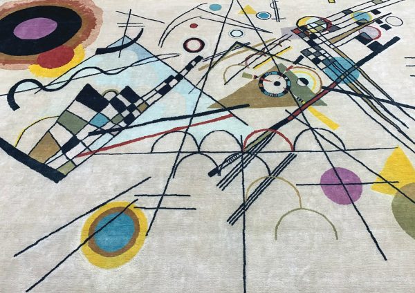 Nahaufnahme des Gemäldes „Komposition VIII“ von Wassily Kandinsky als handgefertigter Teppich von Rug Your Life. Die Hauptfarbe des Teppichs ist Creme, mit vielen leuchtenden Farben.