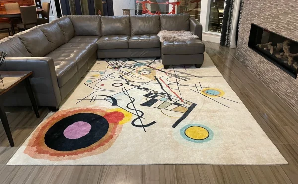 Wassily Kandinskys Gemälde „Komposition VIII“ als handgefertigter Teppich von Rug Your Life. Die Hauptfarbe des Teppichs ist Creme, mit vielen leuchtenden Farben. In der Inneneinrichtung.