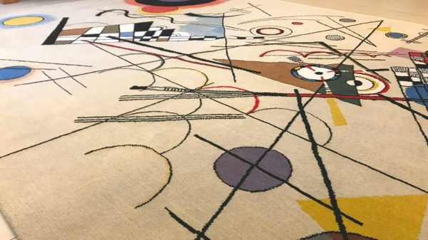 Nahaufnahme des Gemäldes „Komposition VIII“ von Wassily Kandinsky als handgefertigter Teppich von Rug Your Life. Die Hauptfarbe des Teppichs ist Creme, mit vielen leuchtenden Farben.