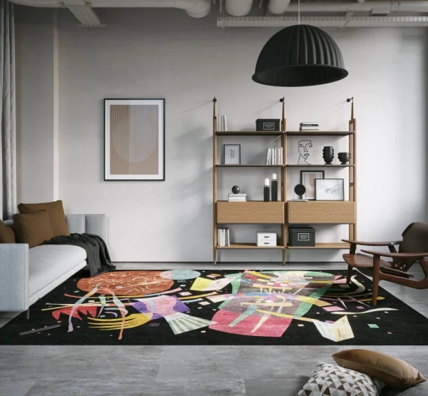 Maßgefertigter handgefertigter Teppich von Rug Your Life, inspiriert vom Gemälde „Komposition X” von Wassily Kandinsky. Die Hauptfarbe des Teppichs ist Schwarz, ergänzt durch zahlreiche leuchtende Farben. Fotografiert in einem Wohnzimmer.