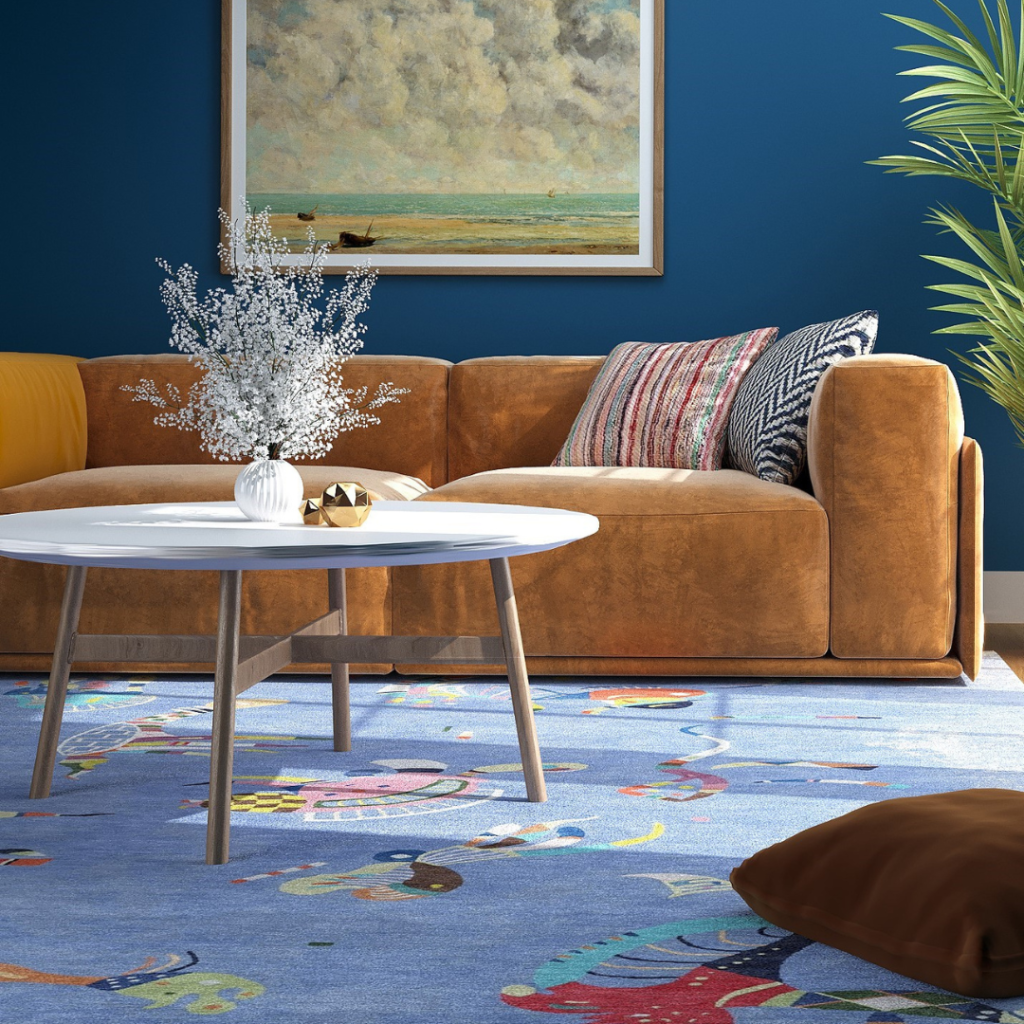 Tapis fait main sur mesure par Rug Your Life, inspiré du tableau « Bleu de ciel » de Wassily Kandinsky. Les couleurs du tapis sont le bleu clair et diverses couleurs vives. Gros plan, tapis dans le salon.