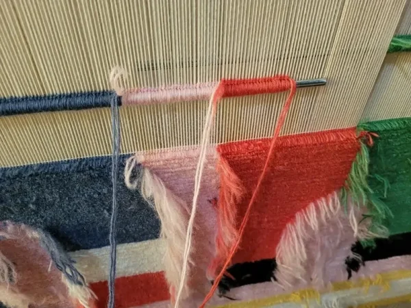 Processus de tissage d'un tapis artistique personnalisé par Camilla Falsini et Rug Your Life