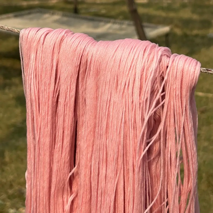 Rosa gefärbtes Garn hängt